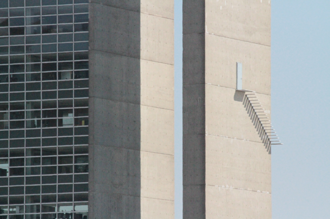 Le travail arrimé au salaire construit un quotidien et des lieux déconnectés des besoins essentiels autant des êtres humains que du reste de la biosphère. Palais des congrès à Bienne. Automne 2017. Le travail arrimé au salaire construit un quotidien et des lieux déconnectés des besoins essentiels autant des êtres humains que du reste de la biosphère. Palais des congrès à Bienne. Automne 2017.