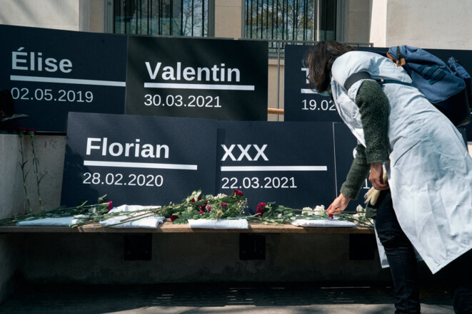 Recueil devant le ministère de la santé, en avril 2021, en hommage aux internes suicidés © Benoît Durand / Hans Lucas via AFP