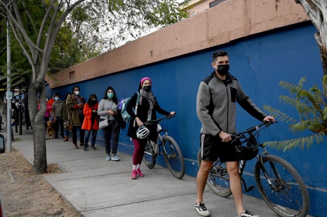 Une file d’attente devant un bureau de vote à Santiago le 16 mai 2021. © Rodriguo Arangua/AFP