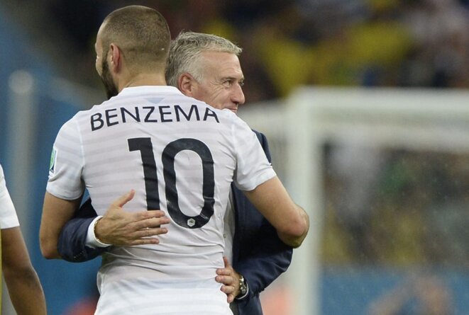 Didier Deschamps avec Karim Benzema (de dos), lors du Mondial 2014. © Franck Fife / AFP Didier Deschamps avec Karim Benzema (de dos), lors du Mondial 2014. © Franck Fife / AFP