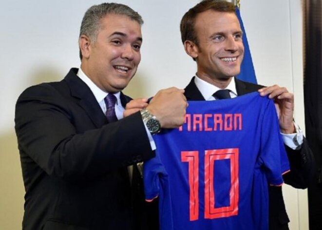 Le 25 septembre 2018, Emmanuel Macron reçoit un maillot de foot des mains du président colombien rencontré lors de l'Assemblée générale des Nations-Unies à New York. Le 25 septembre 2018, Emmanuel Macron reçoit un maillot de foot des mains du président colombien rencontré lors de l'Assemblée générale des Nations-Unies à New York.