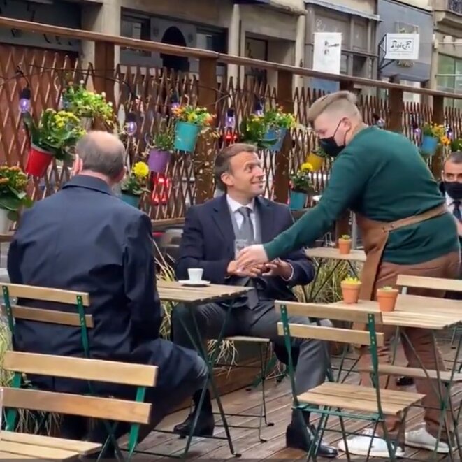 Macron trinque en terrasse Macron trinque en terrasse
