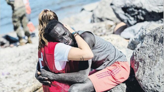 Luna Reyes, une bénévole espagnole à la Croix-Rouge, a consolé un migrant débarquant dans l'enclave de Ceuta. − CROIX-ROUGE ESPAGNOLE Luna Reyes, une bénévole espagnole à la Croix-Rouge, a consolé un migrant débarquant dans l'enclave de Ceuta. − CROIX-ROUGE ESPAGNOLE