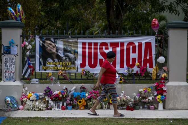 Un mémorial pour Keishla Rodriguez devant son immeuble à San Juan, le 6 mai 2021. © Ricardo Arduengo/AFP Un mémorial pour Keishla Rodriguez devant son immeuble à San Juan, le 6 mai 2021. © Ricardo Arduengo/AFP