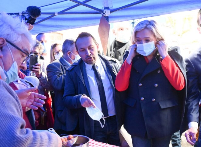 Sébastien Chenu et Marine Le Pen en campagne à Berlancourt (Aisne), le 15 mai 2021. © Denis Charlet / AFP. Sébastien Chenu et Marine Le Pen en campagne à Berlancourt (Aisne), le 15 mai 2021. © Denis Charlet / AFP.