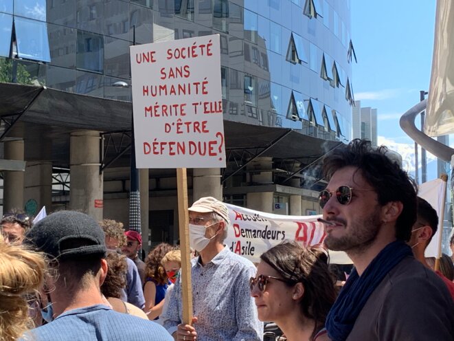 Des soutiens aux "7 de Briançon" rassemblés devant le Palais de justice de Grenoble, jeudi 27 mai. © NB