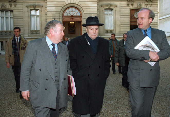 Hubert Védrine, à droite, sous la présidence Mitterrand. © AFP Hubert Védrine, à droite, sous la présidence Mitterrand. © AFP