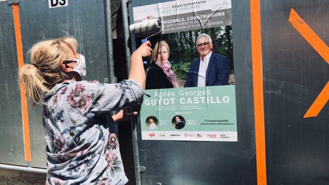 Agnès Guyot colle des affiches pour LFI à Châlons-en-Champagne, le 31 mai. © MG / Mediapart Agnès Guyot colle des affiches pour LFI à Châlons-en-Champagne, le 31 mai. © MG / Mediapart