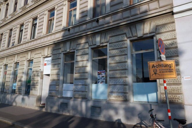 Des identitaires ont posé à proximité d'une institution musulmane un panneau avec l'image d'un "barbu": "Attention! Islam politique près de toi" © Falter Des identitaires ont posé à proximité d'une institution musulmane un panneau avec l'image d'un "barbu": "Attention! Islam politique près de toi" © Falter