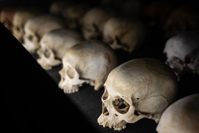 Des crânes de victimes du génocide des Tutsis pris en photo en avril 2021 au Mémorial de Kigali. © Simon Wohlfahrt / AFP