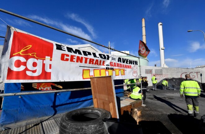 Devant la centrale à charbon de Gardanne, en janvier 2019. Les salariés viennent d’obtenir la suspension du PSE les visant. © Gérard Julien / AFP Devant la centrale à charbon de Gardanne, en janvier 2019. Les salariés viennent d’obtenir la suspension du PSE les visant. © Gérard Julien / AFP