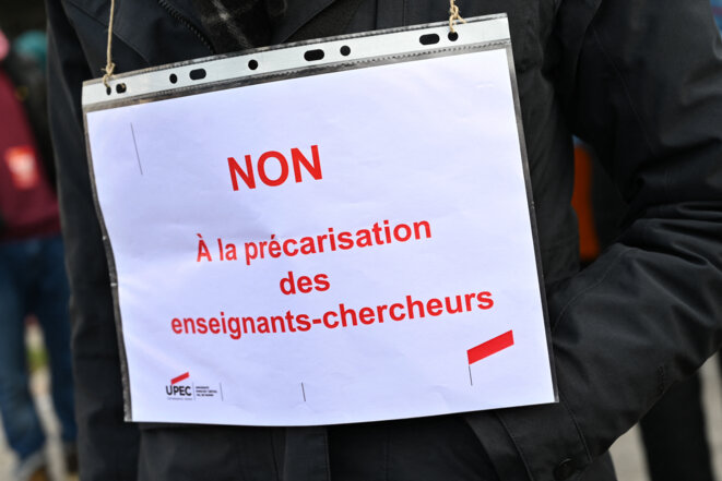 Des enseignants-chercheurs rassemblés devant la faculté de Jussieu à Paris, en novembre 2020. © Bertrand Guay/ AFP Des enseignants-chercheurs rassemblés devant la faculté de Jussieu à Paris, en novembre 2020. © Bertrand Guay/ AFP