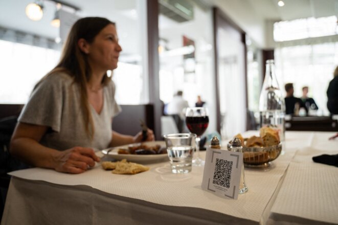 Une femme attablée dans un restaurant ouvert du marché international de Rungis (Val-de-Marne), le 26 mai. © Antoine De Raigniac / Hans Lucas via AFP Une femme attablée dans un restaurant ouvert du marché international de Rungis (Val-de-Marne), le 26 mai. © Antoine De Raigniac / Hans Lucas via AFP