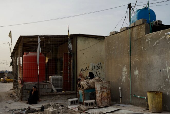 Des femmes discutent devant leur maison dans un quartier pauvre de Bassorah (Irak, avril 2021). © Rachida El Azzouzi Des femmes discutent devant leur maison dans un quartier pauvre de Bassorah (Irak, avril 2021). © Rachida El Azzouzi