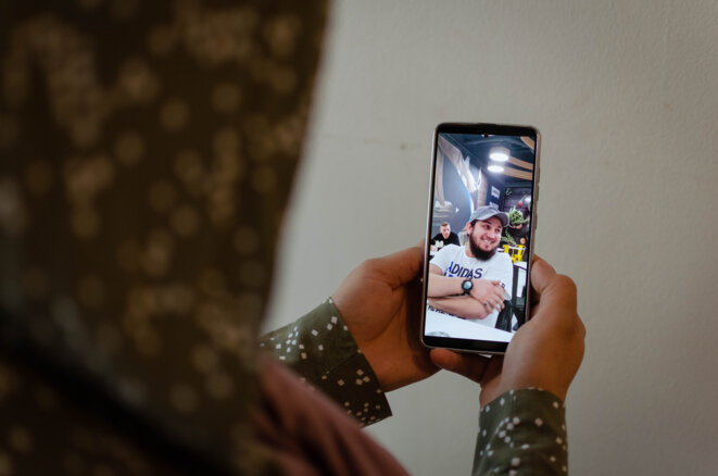 Maret montre une photo de son mari sur son téléphone. © CM