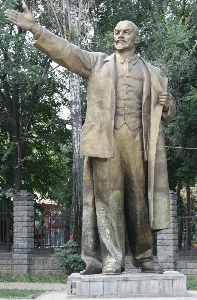 Exemple du temps orienté, représenté par le bras tendu, où le futur commande le présent dans le socialisme réel du XXe siècle. Statue de Lénine à Almaty, Kazakhstan, photographie de 2009. Source: Wikimedia Commons. Exemple du temps orienté, représenté par le bras tendu, où le futur commande le présent dans le socialisme réel du XXe siècle. Statue de Lénine à Almaty, Kazakhstan, photographie de 2009. Source: Wikimedia Commons.