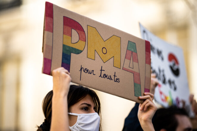 Une jeune femme lors d'une manifestation pro-PMA pour toutes, le 21 février 2021. © Crédit Xose Bouzas / Hans Lucas / Hans Lucas via AFP