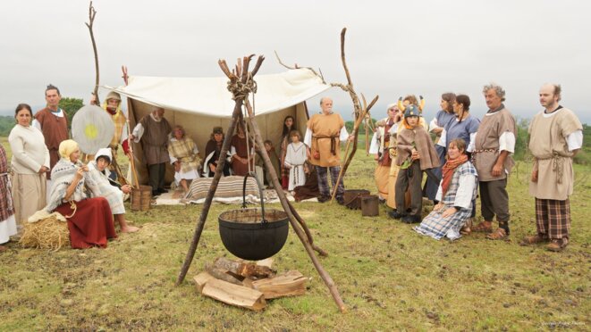 La tribu Arvernes se prépare à accuellir Astérix et ... au tournage de la scène © Georges-André Photos La tribu Arvernes se prépare à accuellir Astérix et ... au tournage de la scène © Georges-André Photos