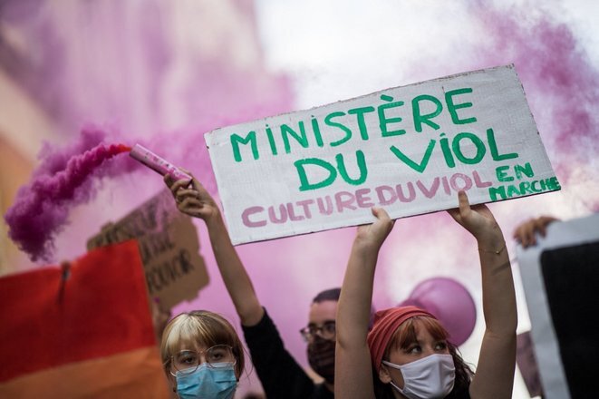 Durante una manifestación feminista en Nantes, el 10 de julio de 2020, tras el nombramiento en el Ministerio del Interior de Gerald Darmanin, blanco de una denuncia por violación. © LOIC VENANCE/AFP