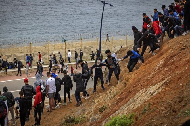 Des migrants marocains à l'approche de Ceuta le 18 mai 2021 © Fadel Senna / AFP. Des migrants marocains à l'approche de Ceuta le 18 mai 2021 © Fadel Senna / AFP.