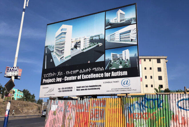 En cours de construction : Un panneau d'affichage indique le futur emplacement du Centre d'excellence pour l'autisme de Joy. En cours de construction : Un panneau d'affichage indique le futur emplacement du Centre d'excellence pour l'autisme de Joy.