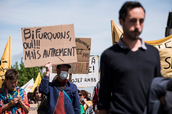 France, Le Puy-en-Velay, 2021/05/22. Des manifestants portent une pancarte lors de la manifestation contre le projet de deviation de la RN88. © Photographie de Vero Martin / Hans Lucas / AFP