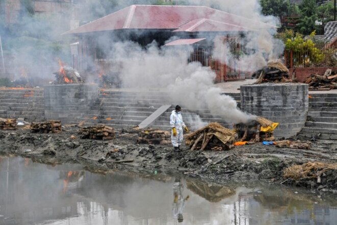 Crémation de personnes décédées du Covid-19, le 7 mai 2021 à Katmandou. © Bikash Karki/AFP Crémation de personnes décédées du Covid-19, le 7 mai 2021 à Katmandou. © Bikash Karki/AFP