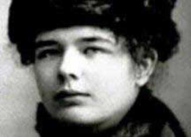 Marguerite Yourcenar. Elle commence à travailler sur la biographie de Hadrien à 21 ans. "Refaire du dedans ce que les archéologues ont fait du dehors". Le livre sera publié 27 ans plus tard. Marguerite Yourcenar. Elle commence à travailler sur la biographie de Hadrien à 21 ans. "Refaire du dedans ce que les archéologues ont fait du dehors". Le livre sera publié 27 ans plus tard.