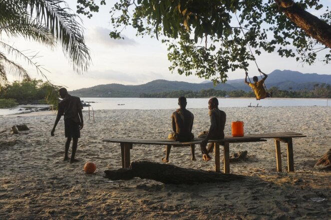 La plage de Black Johnson, près de Freetown en Sierra Leone, le 23 mai 2021. © Saidu Bah/AFP La plage de Black Johnson, près de Freetown en Sierra Leone, le 23 mai 2021. © Saidu Bah/AFP