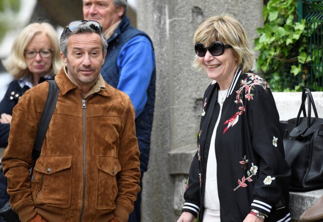 Le photographe Sébastien Valiela, avec Mimi Marchand, lors d’un déplacement d’Emmanuel Macron au Touquet, le 5 mai 2017. © Eric FEFERBERG / AFP