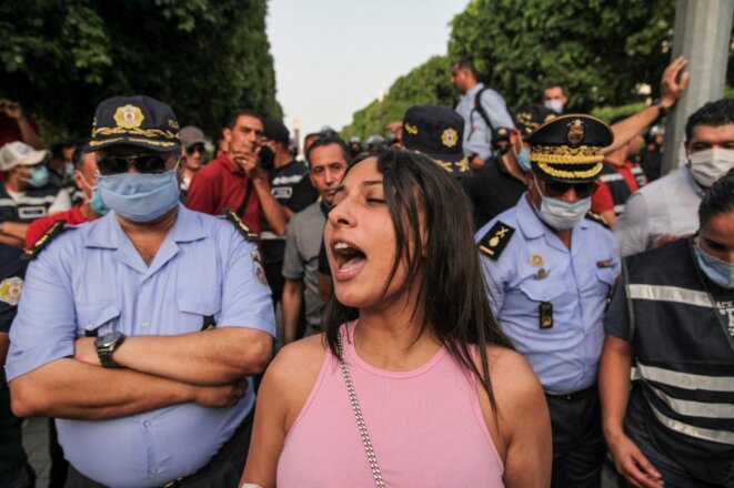 Une manifestante scande des slogans devant les forces de sécurité, lors d’une manifestation à Tunis pour protester contre la répression policière et l’impunité, le 18 juin 2021. © Chedly Ben Ibrahim/Hans Lucas/AFP Une manifestante scande des slogans devant les forces de sécurité, lors d’une manifestation à Tunis pour protester contre la répression policière et l’impunité, le 18 juin 2021. © Chedly Ben Ibrahim/Hans Lucas/AFP