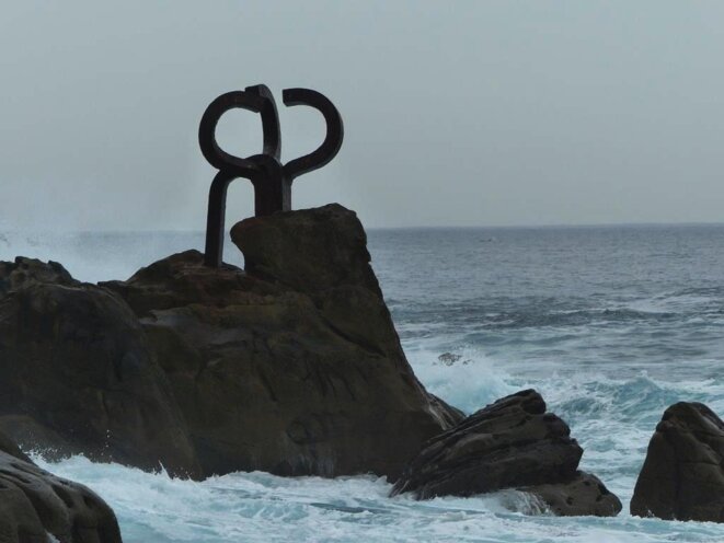 Photo de la sculpture d'Eduardo Chillida, "Peine del Viento" Photo de la sculpture d'Eduardo Chillida, "Peine del Viento"