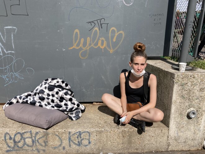 Laura, 21 ans, devant le jardin d'Eole, devenu haut lieu de la consommation de crack à Paris. © RLS