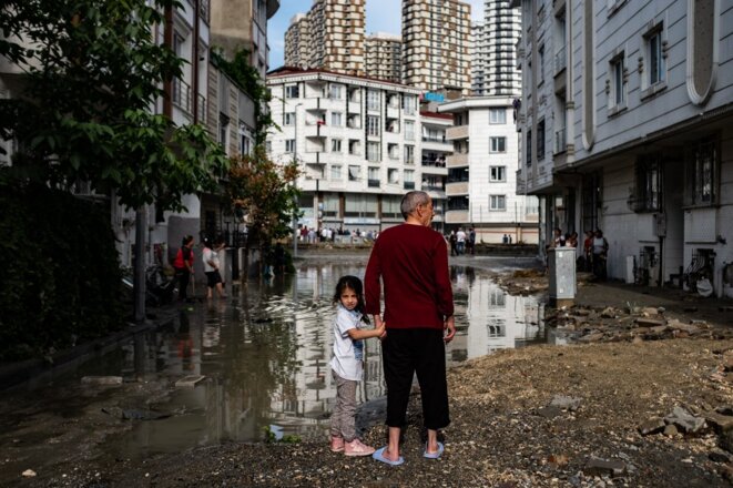 Un homme et une enfant se tiennent dans une rue inondée du quartier d'Esenyurt à Istanbul (Turquie) suite à de fortes pluies et à des tempêtes de grêle. 23 juin 2020. © Yasin AKGUL / AFP Un homme et une enfant se tiennent dans une rue inondée du quartier d'Esenyurt à Istanbul (Turquie) suite à de fortes pluies et à des tempêtes de grêle. 23 juin 2020. © Yasin AKGUL / AFP