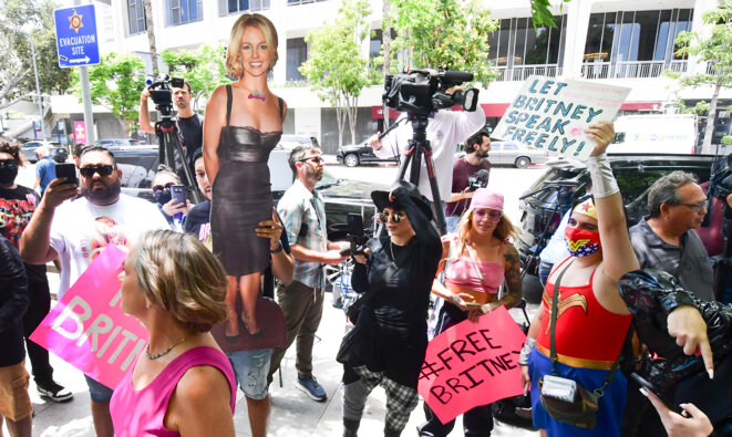 Des fans de Britney Spears devant County Courthouse à Los Angeles, le 23 juin 2021 © Frederic J. BROWN / AFP Des fans de Britney Spears devant County Courthouse à Los Angeles, le 23 juin 2021 © Frederic J. BROWN / AFP