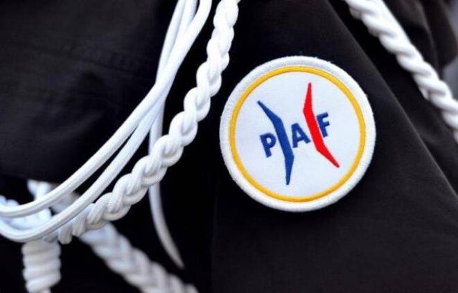 Macronistan - Contrôle raciste et sexiste à Roissy