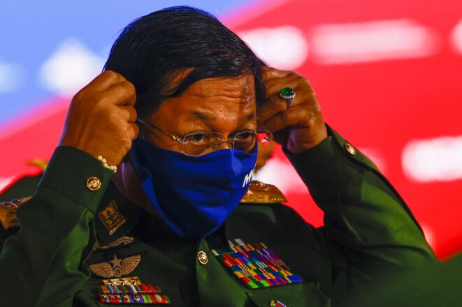 Le général Min Aung Hlaing à Moscou le 23 juin 2021. À l’annulaire de la main gauche, une bague sertie d’une pierre de jade luisante. © Sefa Karacan/Anadolu/AFP