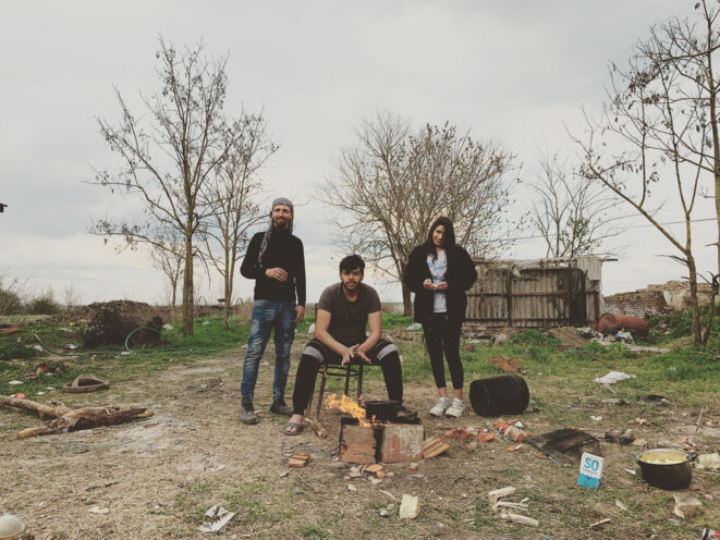 Hakim, à gauche avec le keffieh, squatte une maison dans le nord de la Serbie avec huit compatriotes. Tous espèrent rejoindre l'Allemagne. © SR