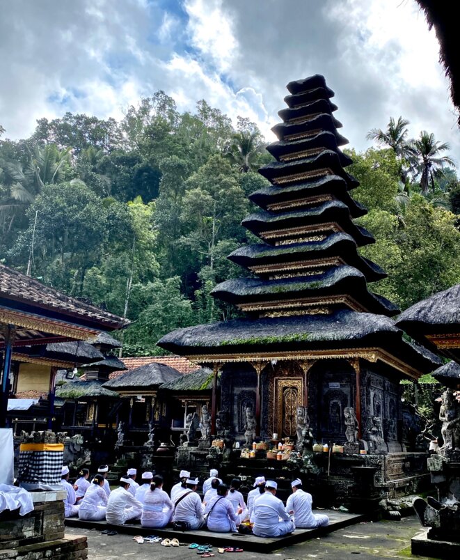 JUSTE UNE IMAGE DE BALI (4) : CÉRÉMONIE FACE A UN MERU