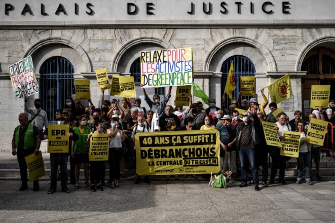 Des membres de Greenpeace manifestent devant le tribunal de Valence le 29 juin 2021. © Jeff Pachoud/AFP