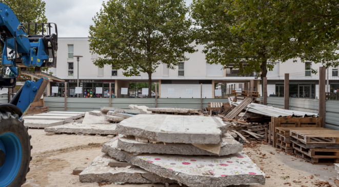 Des dalles de béton récupérées lors de la démolition d'une tour à Stains (Seine-Saint-Denis) en 2016, avec le collectif Bellastock. © Alexis Leclercq / Bellastock