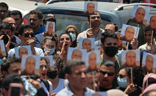 Des manifestants participent à une manifestation appelant à la démission du président palestinien Mahmoud Abbas à Ramallah le 24 juin 2021, à la suite de la mort du militant palestinien des droits humains Nizar Banat, décédé peu de temps après son arrestation par la sécurité de l'Autorité palestinienne. © ABBAS MOMANI / AFP