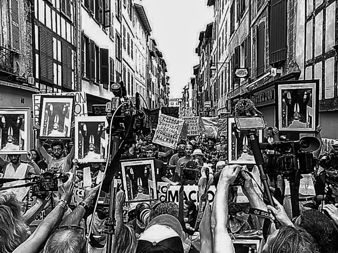 La marche des portraits. Une action médiatique menée par les collectifs ANV-COP21 et Alternatiba pendant le G7 de Biarritz pour interpeller Emmanuel Macron sur l'inaction climatique et le confronter à l’opinion publique mondiale. Bayonne, le 25 août 2019. © P. Fimbel La marche des portraits. Une action médiatique menée par les collectifs ANV-COP21 et Alternatiba pendant le G7 de Biarritz pour interpeller Emmanuel Macron sur l'inaction climatique et le confronter à l’opinion publique mondiale. Bayonne, le 25 août 2019. © P. Fimbel