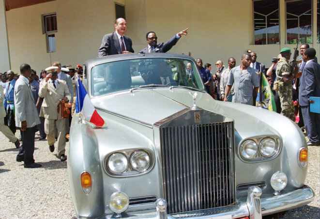 Jacques Chirac et Omar Bongo, les présidents de la France du Gabon en 1996, à Libreville. © GERARD FOUET / AFP