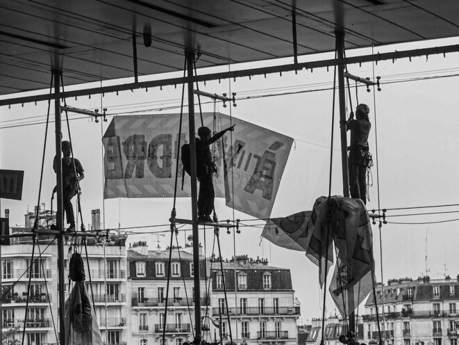 La vie ne tient qu’à un fil. Des militants suspendent une banderole lors de l'occupation d’un centre commercial à Paris, une action collective menée par Extinction Rebellion, le Comité Adama et les Gilets Jaunes, le 5 Octobre 2019. © P. Fimbel La vie ne tient qu’à un fil. Des militants suspendent une banderole lors de l'occupation d’un centre commercial à Paris, une action collective menée par Extinction Rebellion, le Comité Adama et les Gilets Jaunes, le 5 Octobre 2019. © P. Fimbel