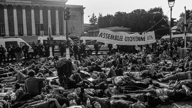 La démocratie suit la Nature. Die in devant l’Assemblée Nationale, pour une démocratie plus directe. Une action organisée par Extinction Rebellion, en clôture de la Semaine de la Rébellion à Paris, Octobre 2019. © P. Fimbel La démocratie suit la Nature. Die in devant l’Assemblée Nationale, pour une démocratie plus directe. Une action organisée par Extinction Rebellion, en clôture de la Semaine de la Rébellion à Paris, Octobre 2019. © P. Fimbel