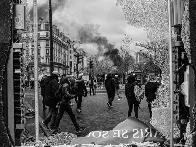 Paris se soulève. Des séquelles des affrontements et destructions sur la place d’Italie lors de l’anniversaire des Gilets Jaunes à Paris le 16 Novembre 2019. © P. Fimbel Paris se soulève. Des séquelles des affrontements et destructions sur la place d’Italie lors de l’anniversaire des Gilets Jaunes à Paris le 16 Novembre 2019. © P. Fimbel
