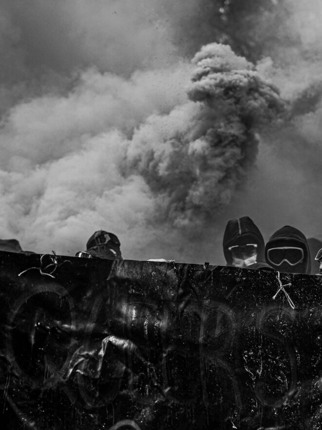 Colère noire. Les membres du black bloc du 1er Mai se rassemblent derrière une banderole renforcée. La journée sera marquée par de violents affrontements avec la police. Lyon, 1er Mai 2021. © P. Fimbel Colère noire. Les membres du black bloc du 1er Mai se rassemblent derrière une banderole renforcée. La journée sera marquée par de violents affrontements avec la police. Lyon, 1er Mai 2021. © P. Fimbel