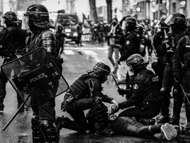 Interpellé. Après des mois de confinement, la manifestation du 1er Mai à Lyon a été marqué par des violences et des affrontements entre membres du black bloc et forces de l'ordre. Un manifestant se fait interpeller. Lyon le 1er Mai 2021. © P. Fimbel Interpellé. Après des mois de confinement, la manifestation du 1er Mai à Lyon a été marqué par des violences et des affrontements entre membres du black bloc et forces de l'ordre. Un manifestant se fait interpeller. Lyon le 1er Mai 2021. © P. Fimbel