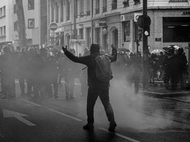 Déséquilibre. Un manifestant fait face aux forces de l'ordre, après plusieurs heures de charges et d'affrontements, Lyon le 1er Mai 2021. © P. Fimbel Déséquilibre. Un manifestant fait face aux forces de l'ordre, après plusieurs heures de charges et d'affrontements, Lyon le 1er Mai 2021. © P. Fimbel